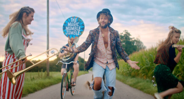 210923_Let’s Really Live_Graded_Master_GRAIN.00_00_54_09.Standbild009