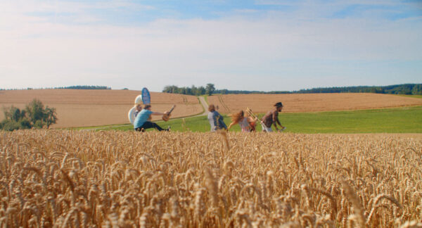 210923_Let’s Really Live_Graded_Master_GRAIN.00_01_59_06.Standbild026